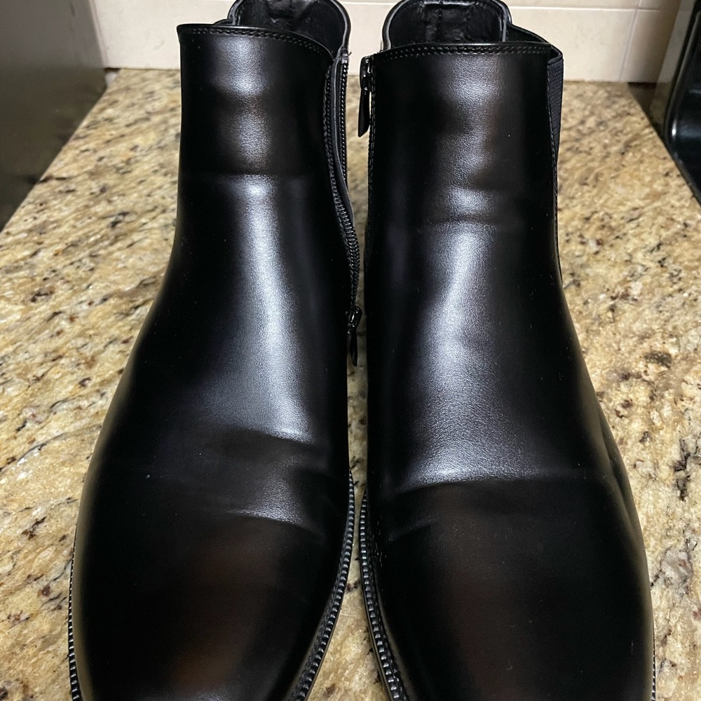 Men’s black van Heusen chelsea shoes